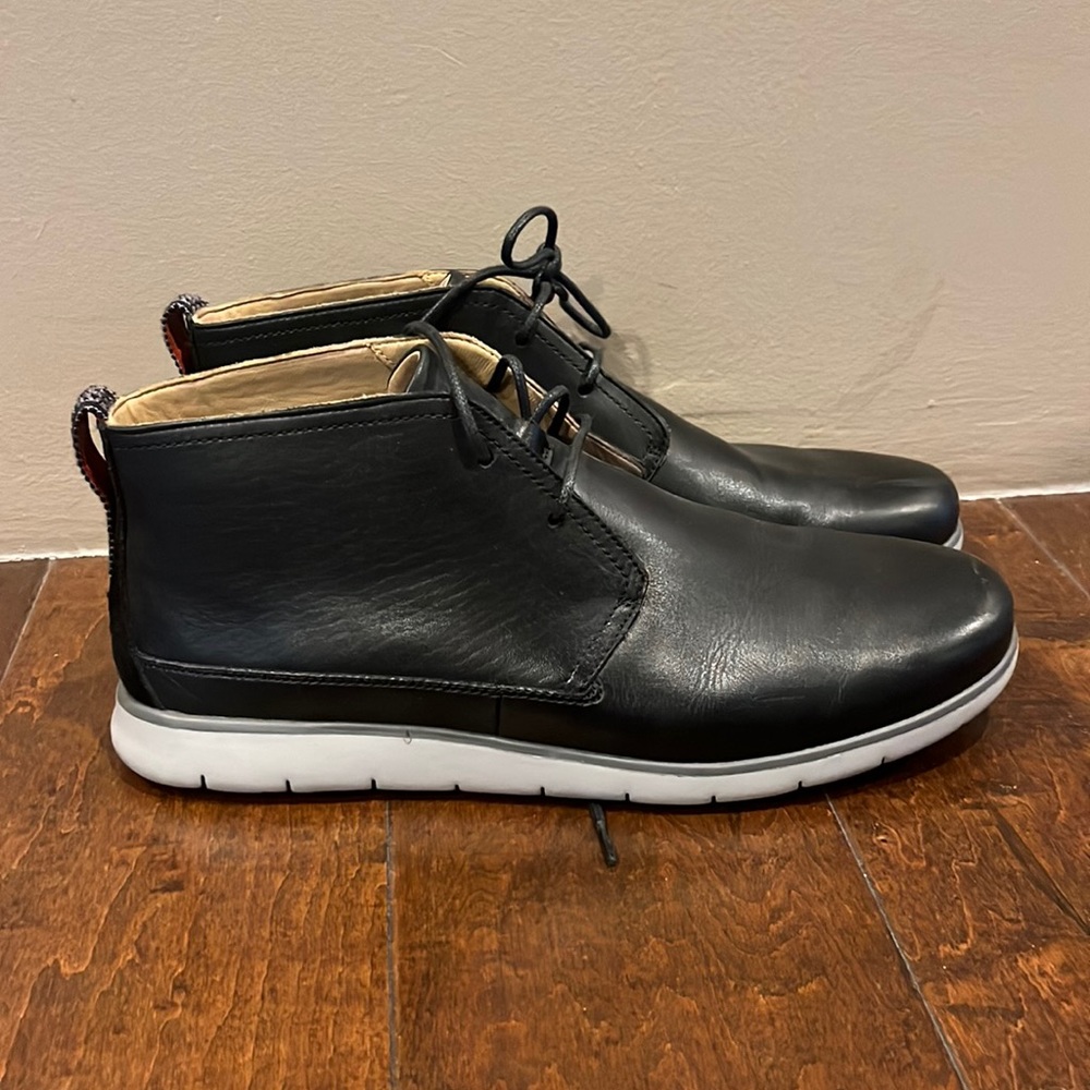 UGG Treadlite Mens Leather Lace-Up Chukka Boots